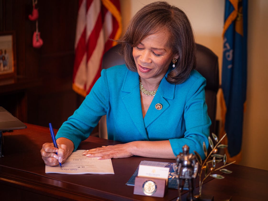 Blunt-Rochester-Signing-the-Consumers-LEARN-AI-Act-1200x900