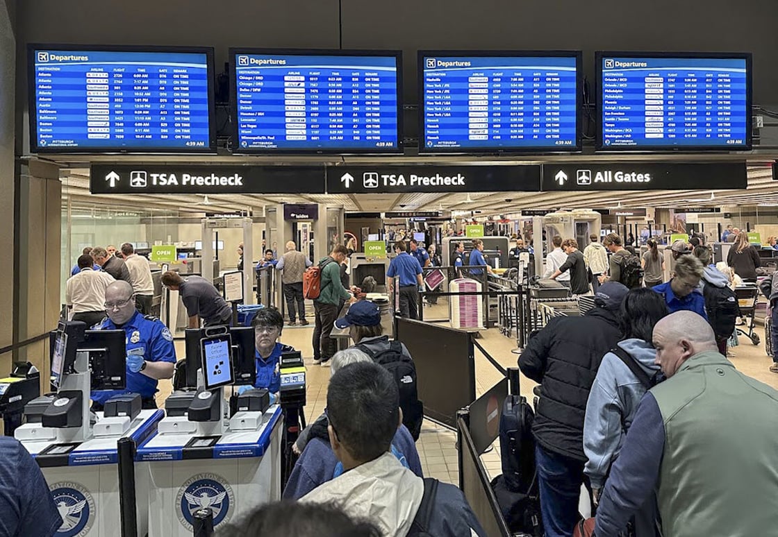 airport-tsa-security-line