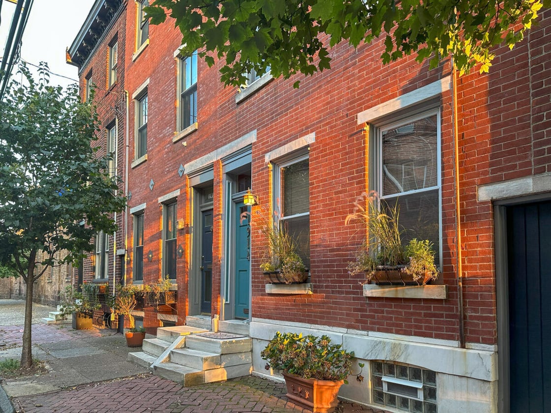 rowhome-philadelphia-house-01-1200x900